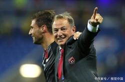 爱游戏官网-里昂岁老将正式宣布退役，足球史尘封传奇生涯