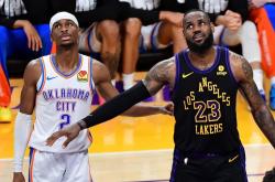 爱游戏官网-包含湖人对阵猛龙，库里面对德罗赞犹如兄弟的词条