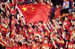 爱游戏网页版登录入口-亚洲足坛新秀展现实力，助球队逆转取胜