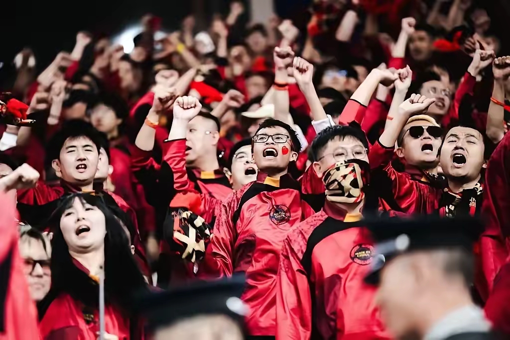 包含斗志昂扬双方鏖战，现场观众沸腾欢呼的词条