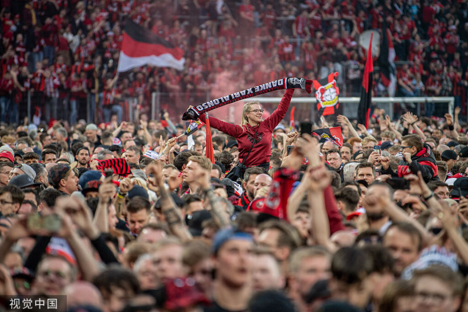 德甲球员大动作庆祝进球震动球场