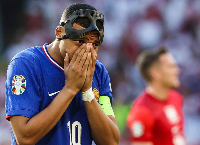 职业球员在比赛中受伤,引发球迷关注 职业球员在比赛中受伤,引发球迷关注