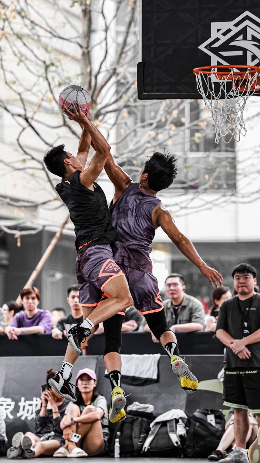 球员们在球场上展现出了顽强拼搏的精神