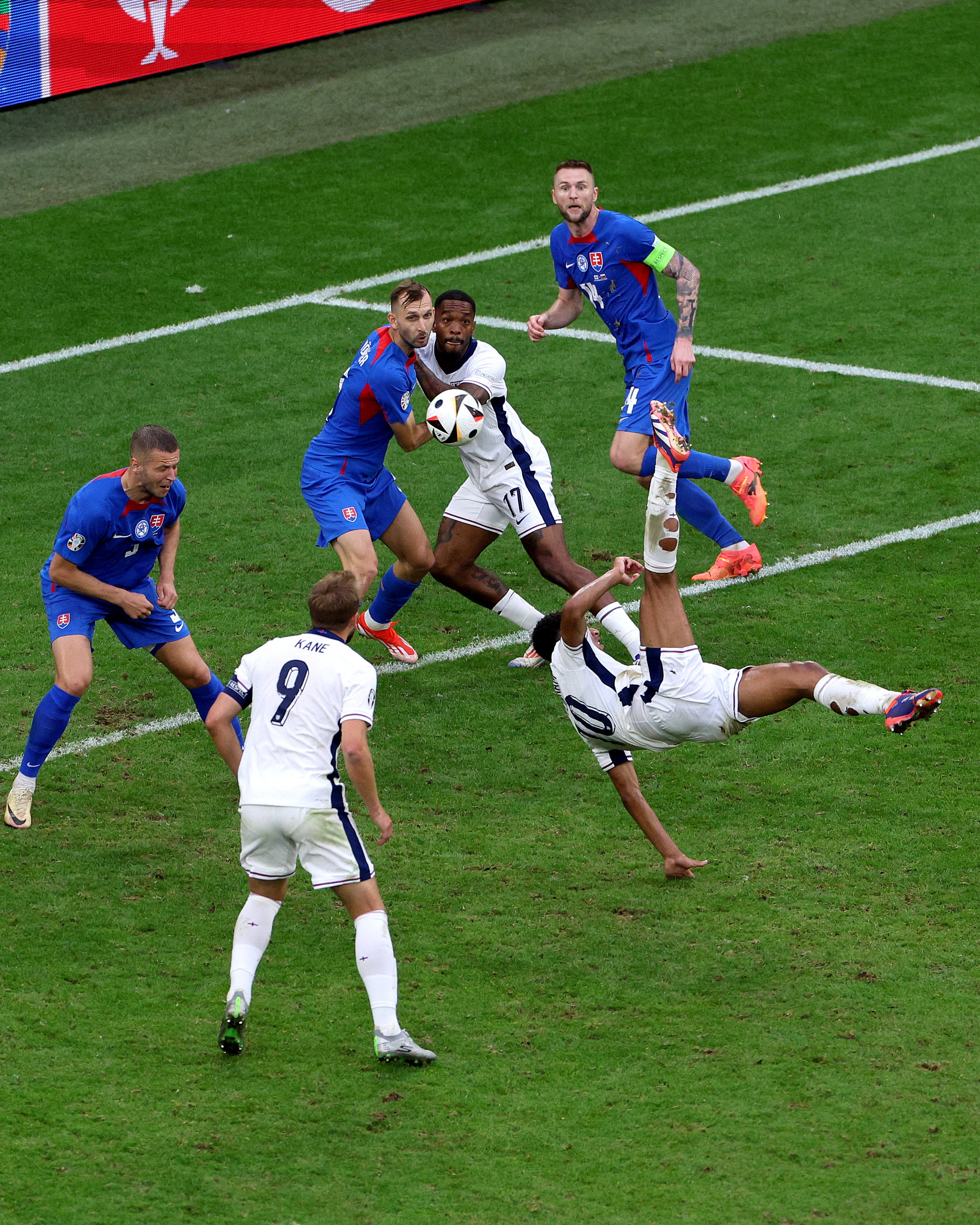 欧国杯赛事迎来两支顶级球队的对决