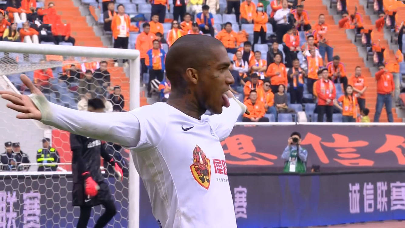 尼斯中锋射术精湛，连续两轮破门得分