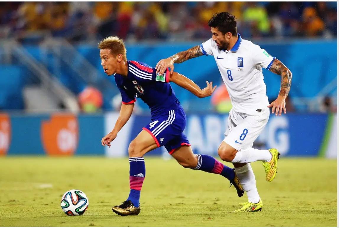 足球赛场悬念无限，球队实力逐步显露的简单介绍