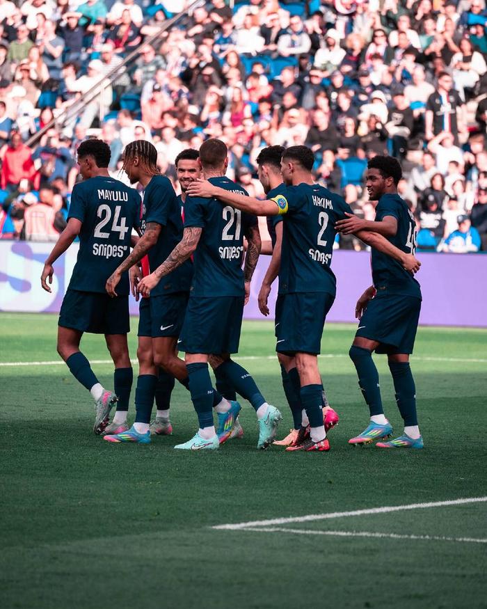 巴黎圣日耳曼豪取胜利，占据联赛榜首的简单介绍