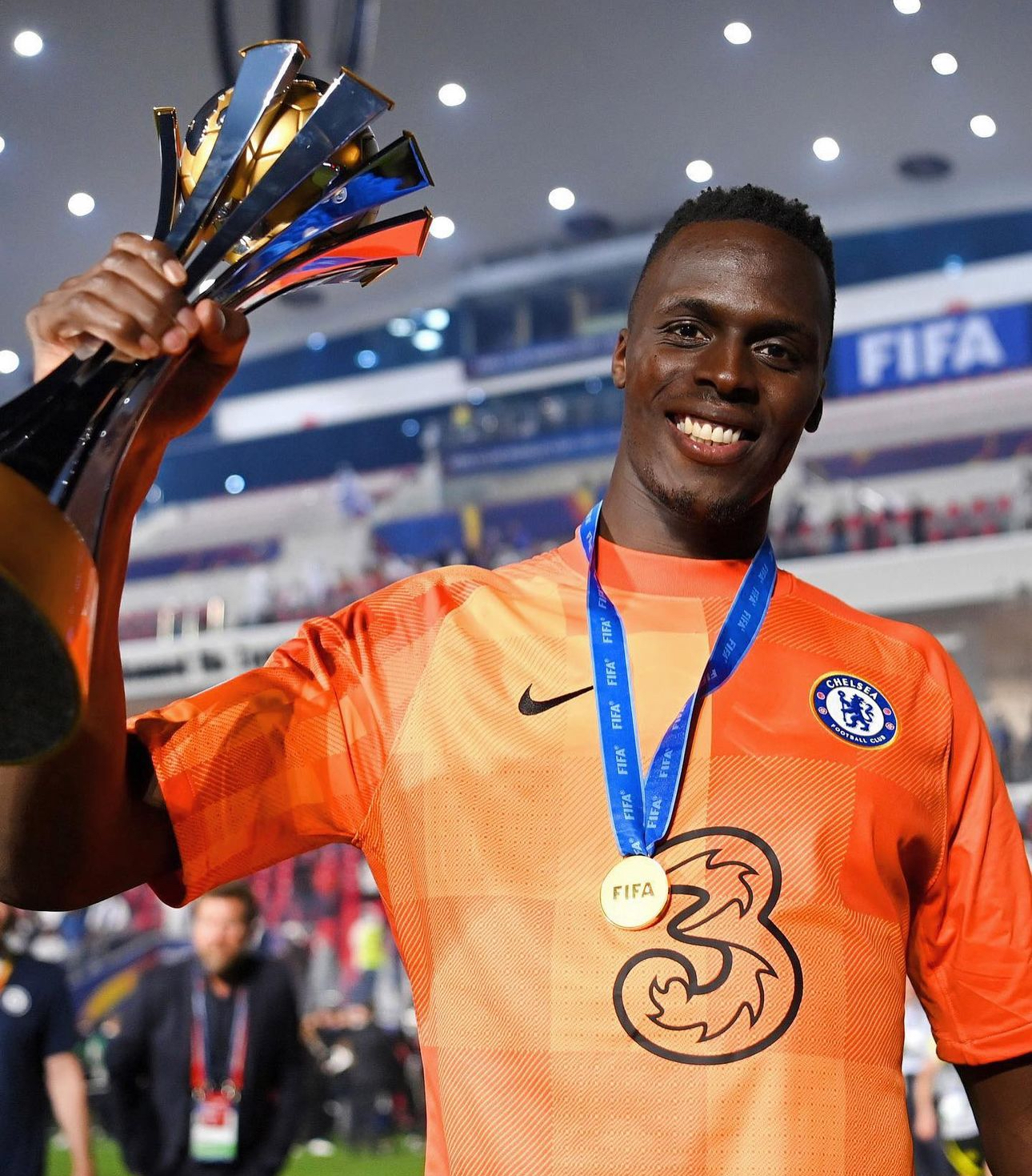 门迪将球破门，带领球队赢得胜利