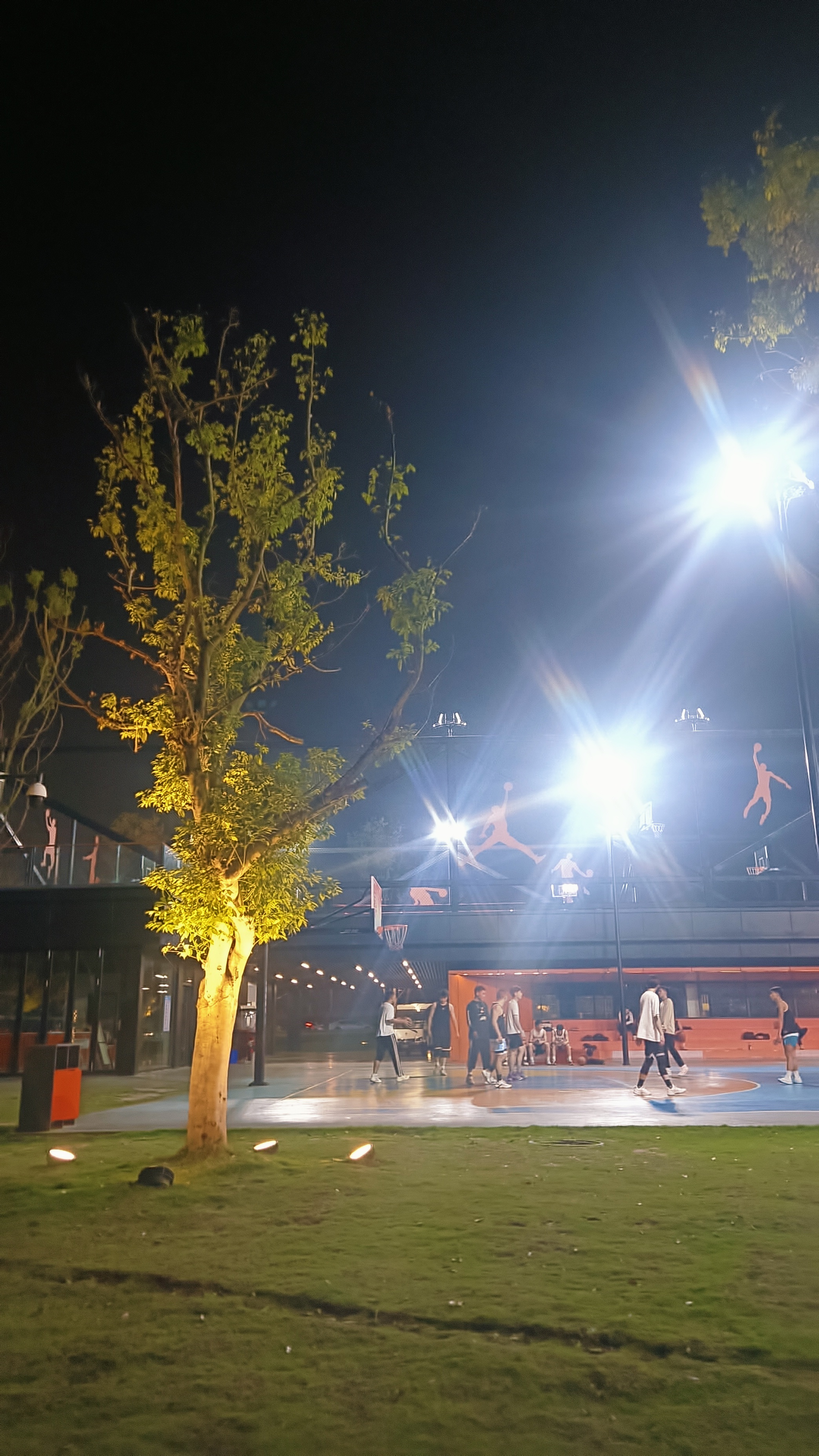 包含亚琛主场比赛庆典热情高昂气氛热烈的词条