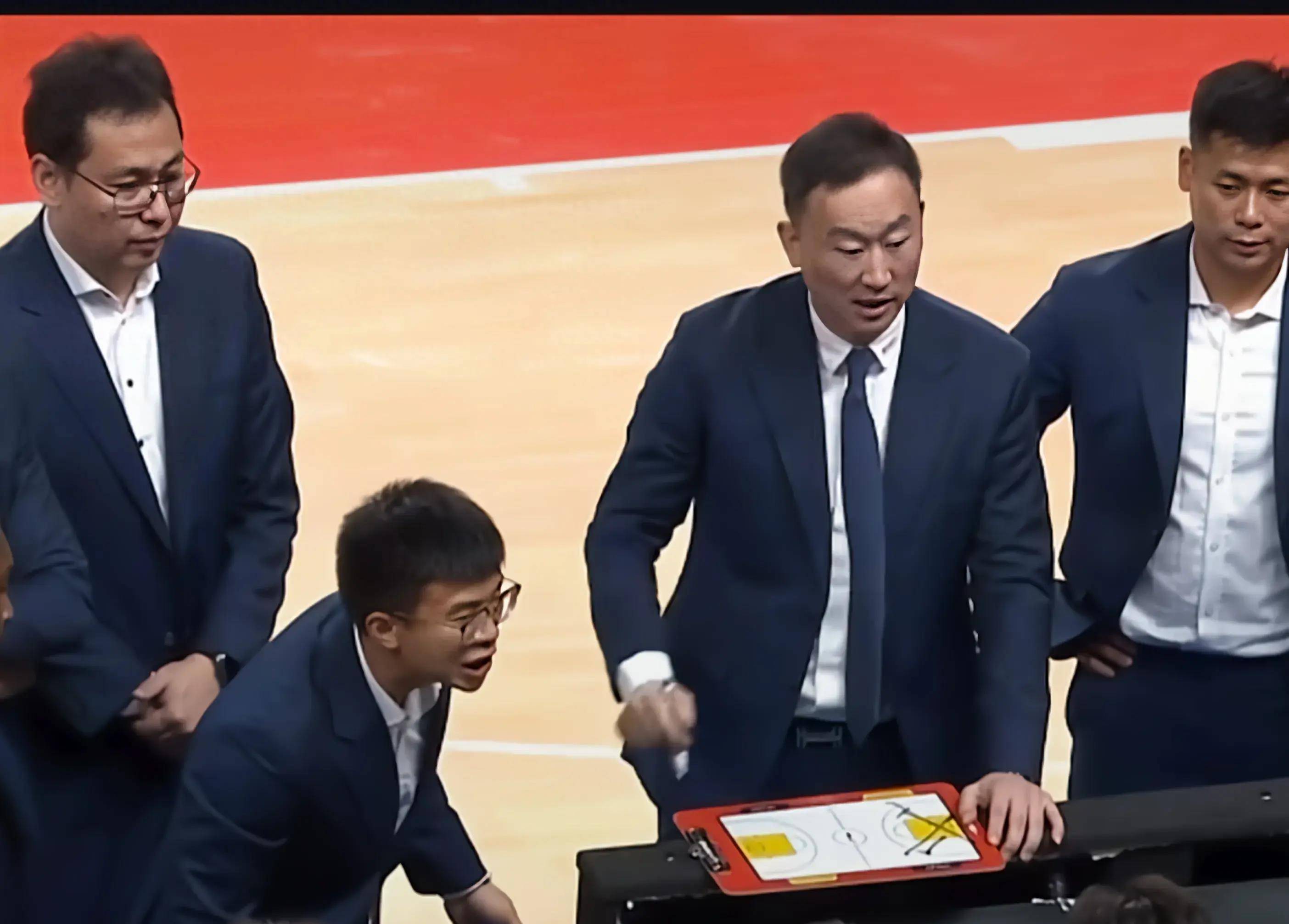 赫罗斯职业队客场击败雷加利斯，全取三分