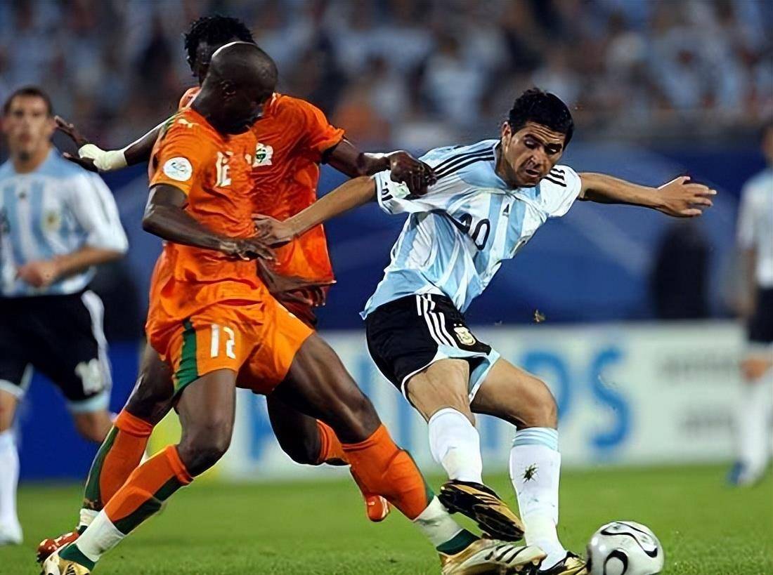 非洲杯赛争夺激烈，球员表现出色