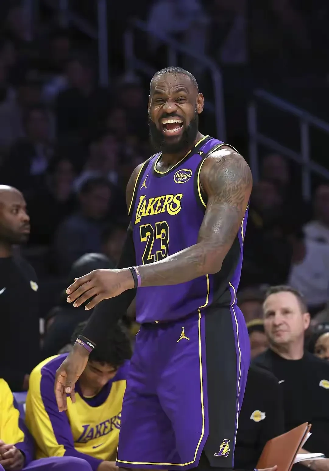 人全明星团队一笔巨款签下詹姆斯