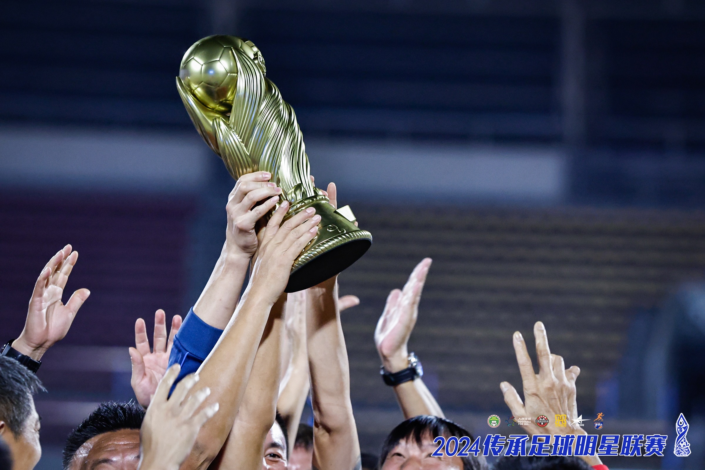 近期足球比赛中球员表现抢眼