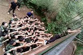 包含圣马力诺队勇敢团结，誓取高位的词条