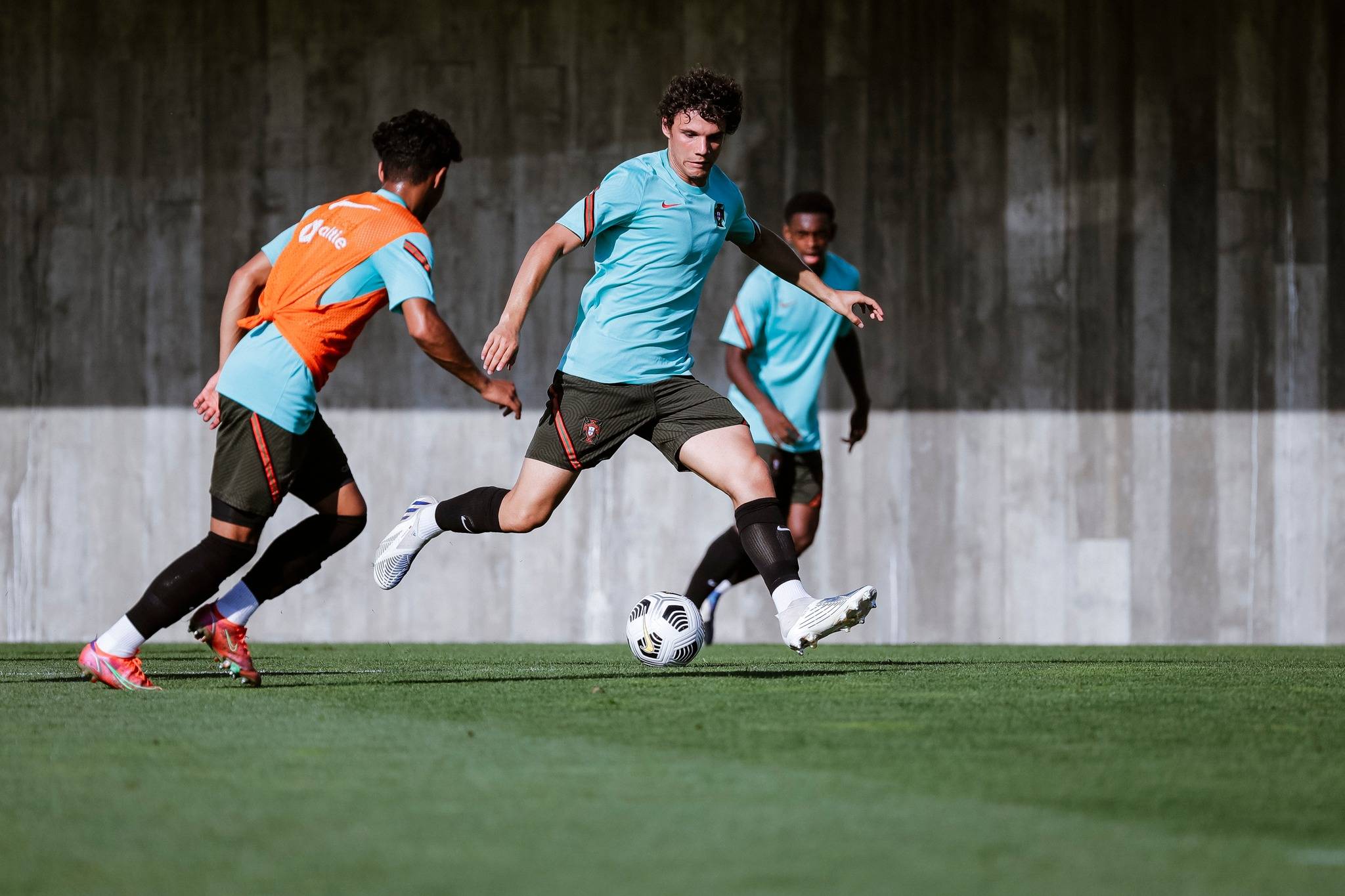 骑士队员连战连胜，势不可挡夺取胜利