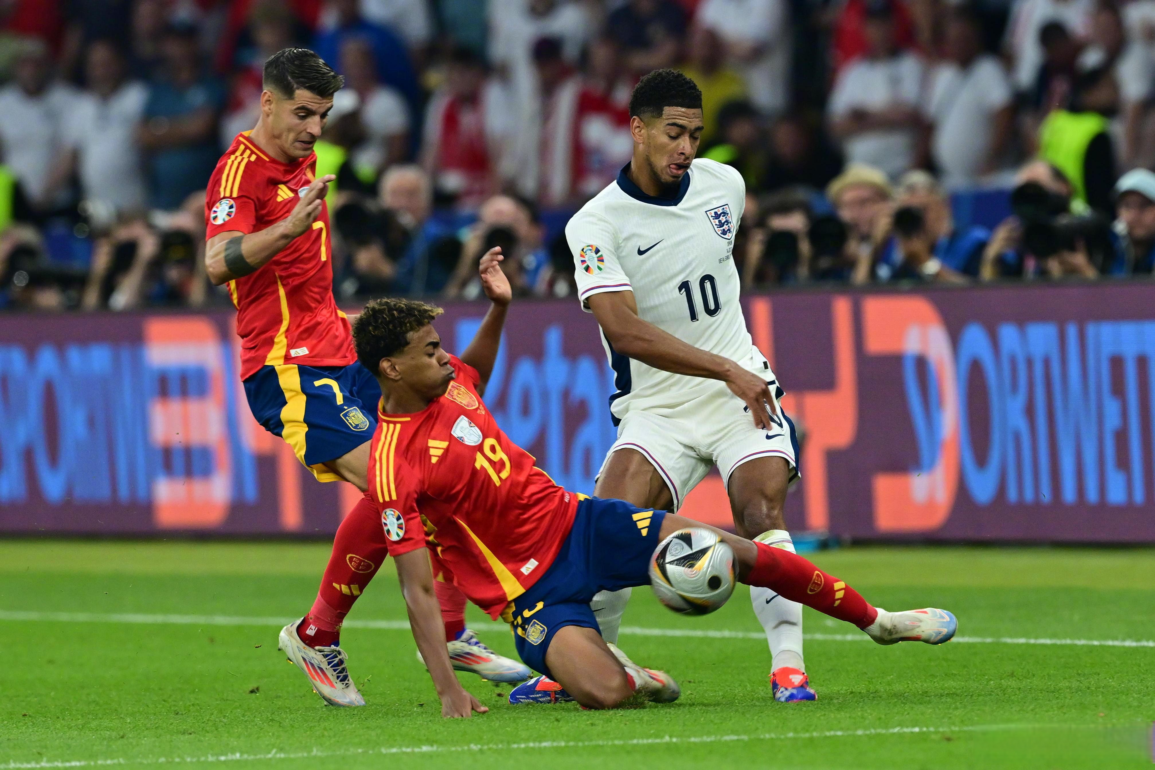 包含西班牙加强进攻训练,备战波兰欧洲杯预选赛决赛的词条 包含西班牙加强进攻训练,备战波兰欧洲杯预选赛决赛的词条