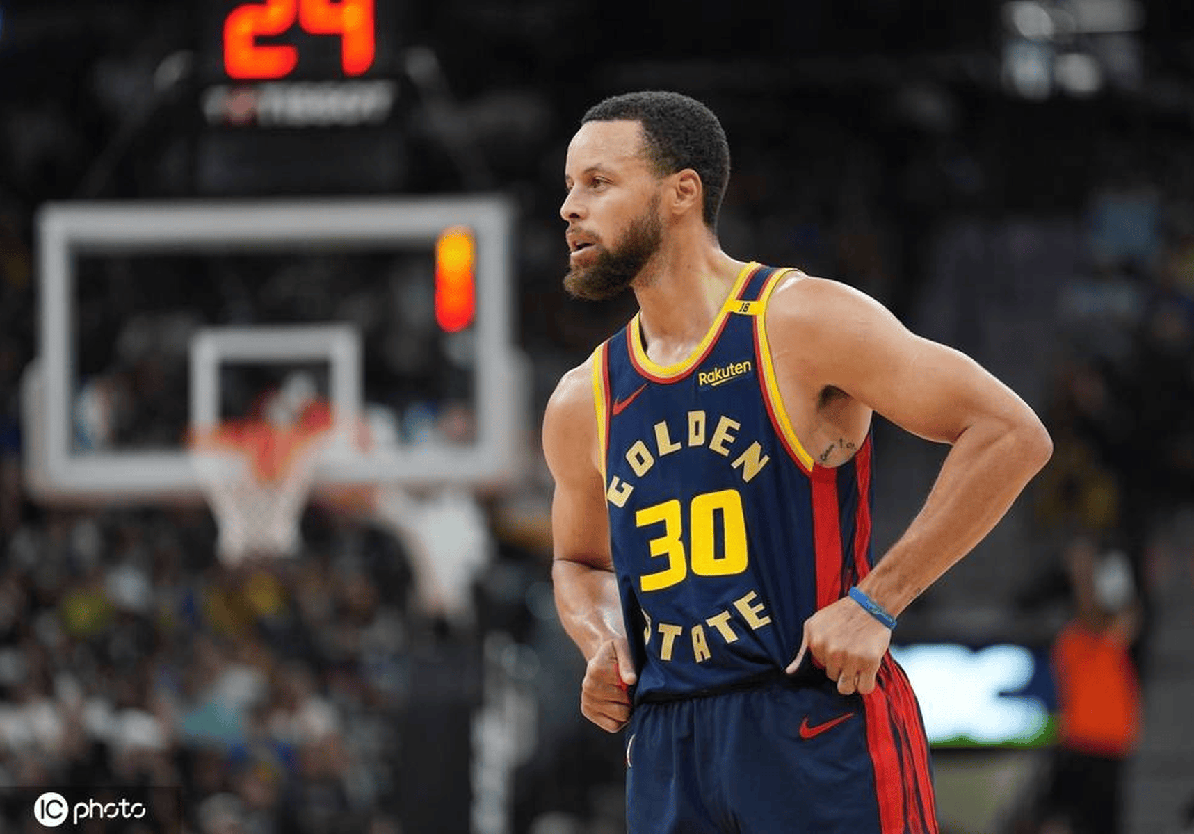 包含勇士惨遭马刺逆转，库里大脚伤势恶化的词条