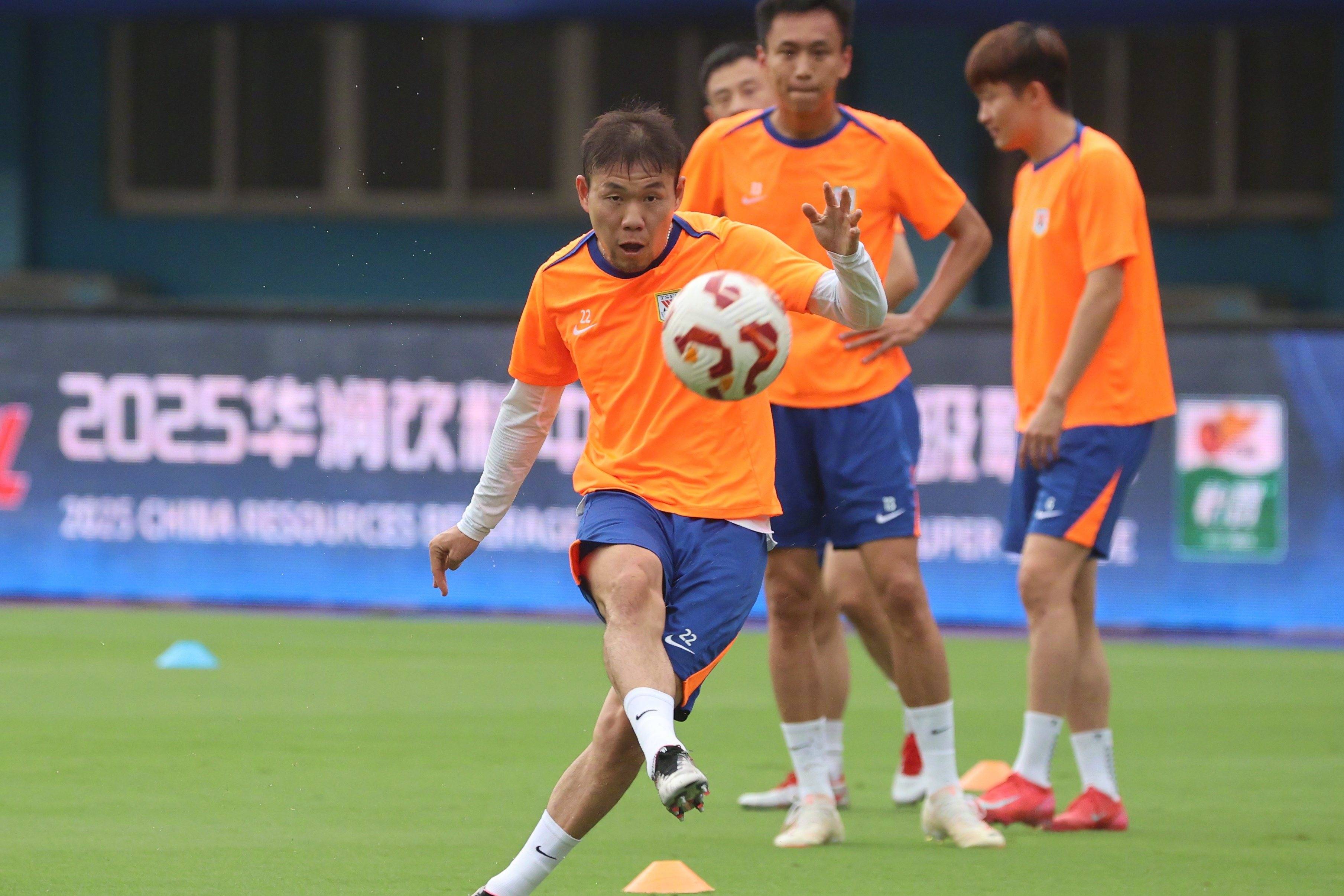 关于球队球员们共同努力，取得连续胜利，球队士气高涨的信息