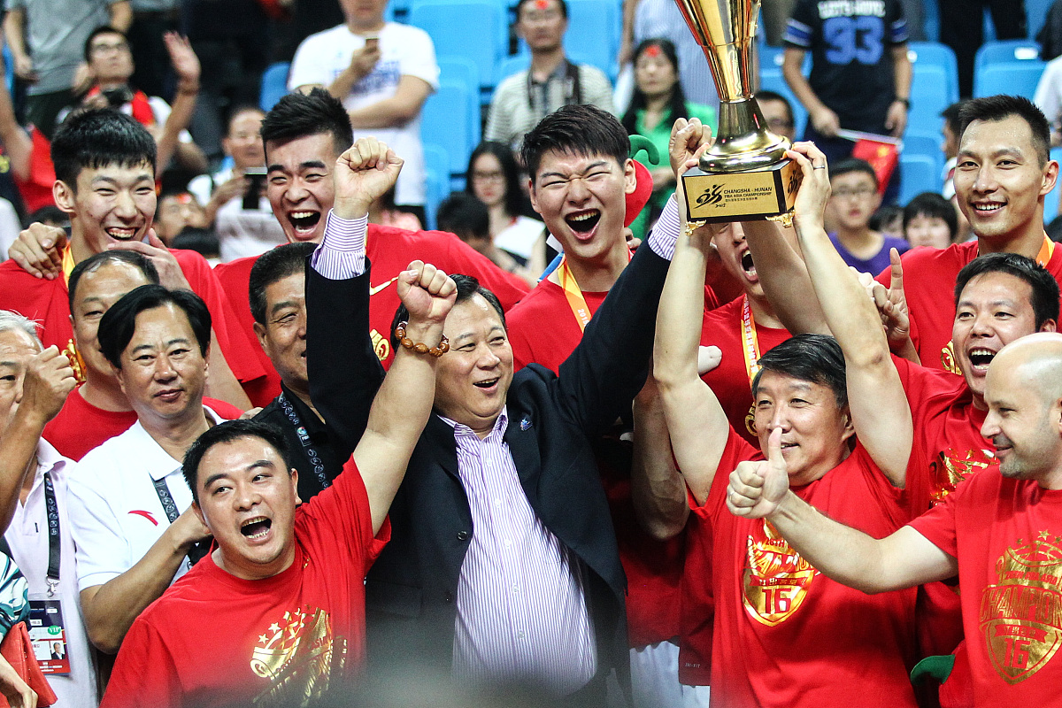 关于球队球员们共同努力，取得连续胜利，球队士气高涨的信息