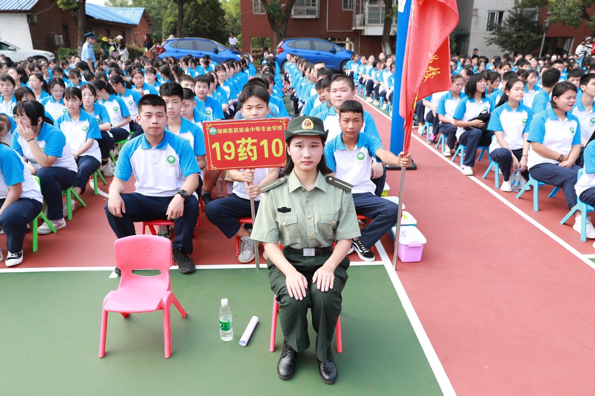 精巧配合，球队团结一心，披荆斩棘夺胜利的简单介绍