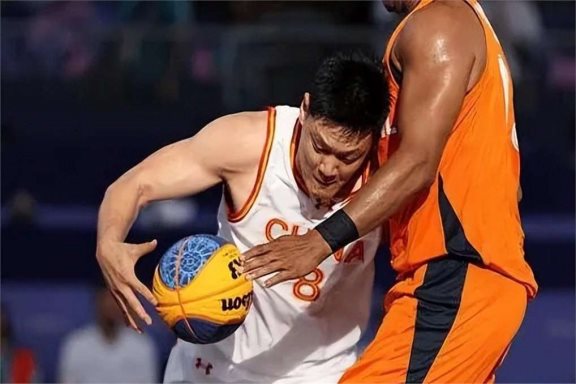 篮球赛事中球员间的紧张对抗，场面激烈