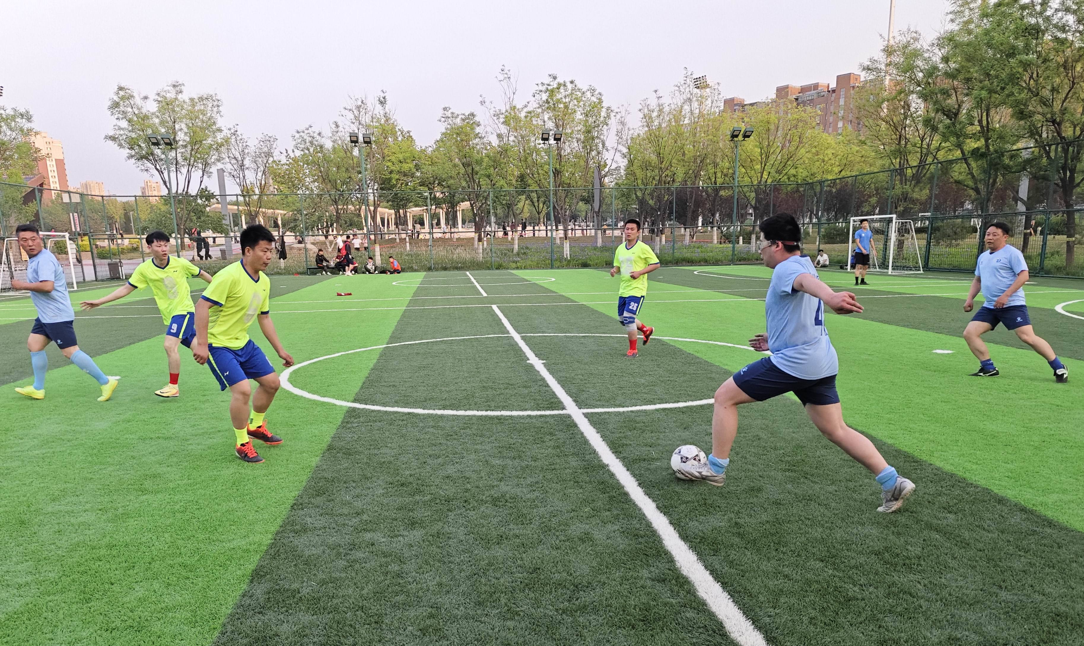 足球盛会争夺激烈，球员斗志昂扬