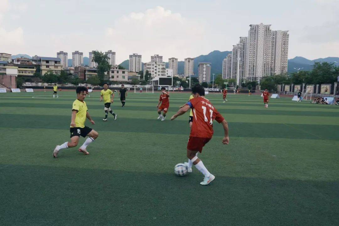 足球盛会争夺激烈，球员斗志昂扬