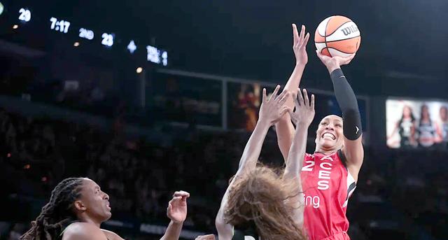 包含加拿大女篮巨星砍下两双，带队取得惊险胜利的词条