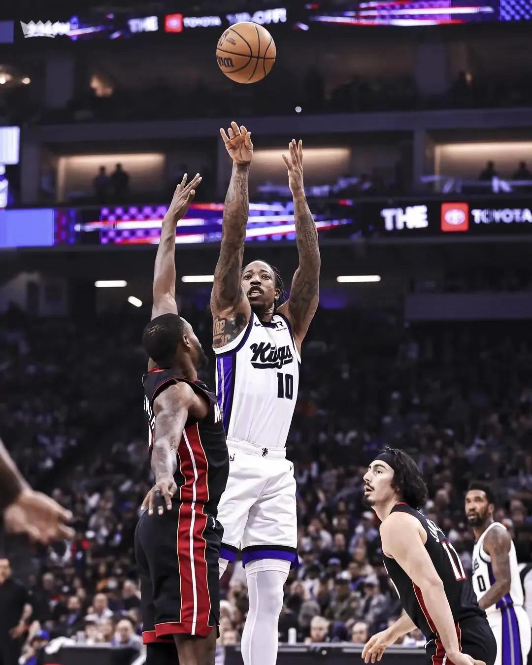 马刺主场战胜森林狼，德罗赞砍下垃圾时间进球