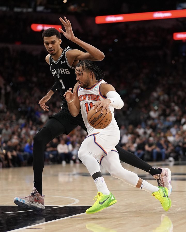 马刺主场战胜森林狼，德罗赞砍下垃圾时间进球