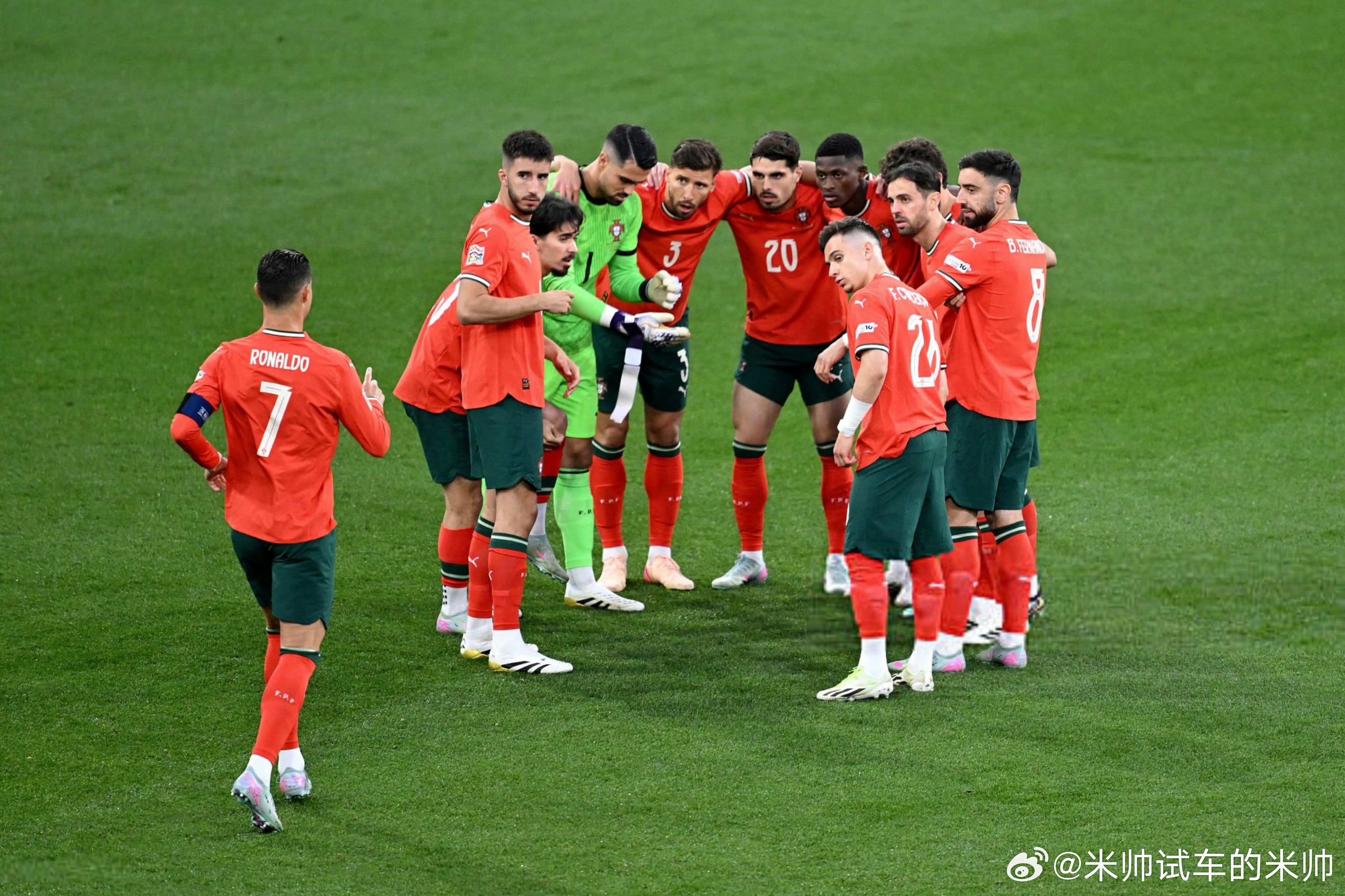 球员们在欧国联赛中展现出色的技术和体力