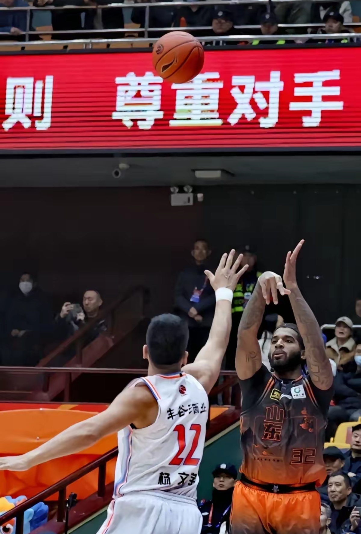 包含球场较量激烈火爆，对手拼尽全力的词条