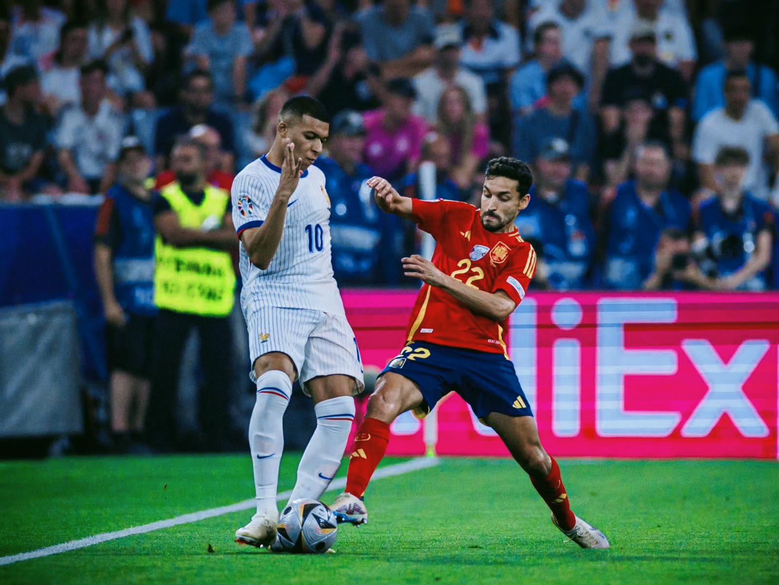 关于法国队在关键比赛中惜败，前景堪忧的信息