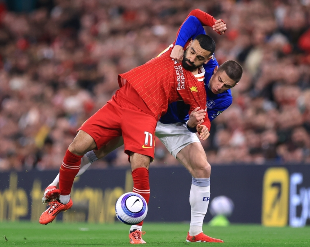 曼联客场惊险击败西汉姆，保住领头羊位置的简单介绍