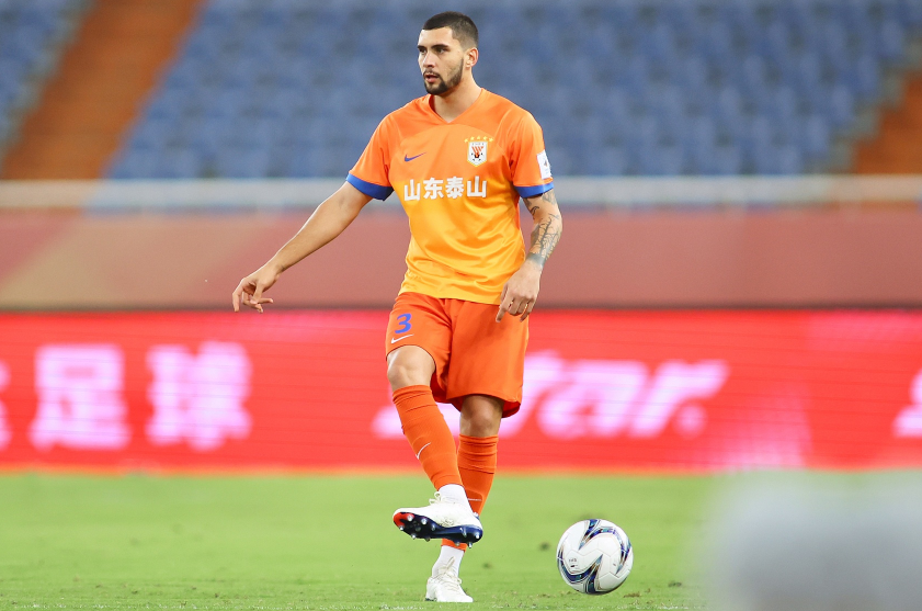 包含争冠热门队伍内部矛盾加剧，成绩不断波动的词条