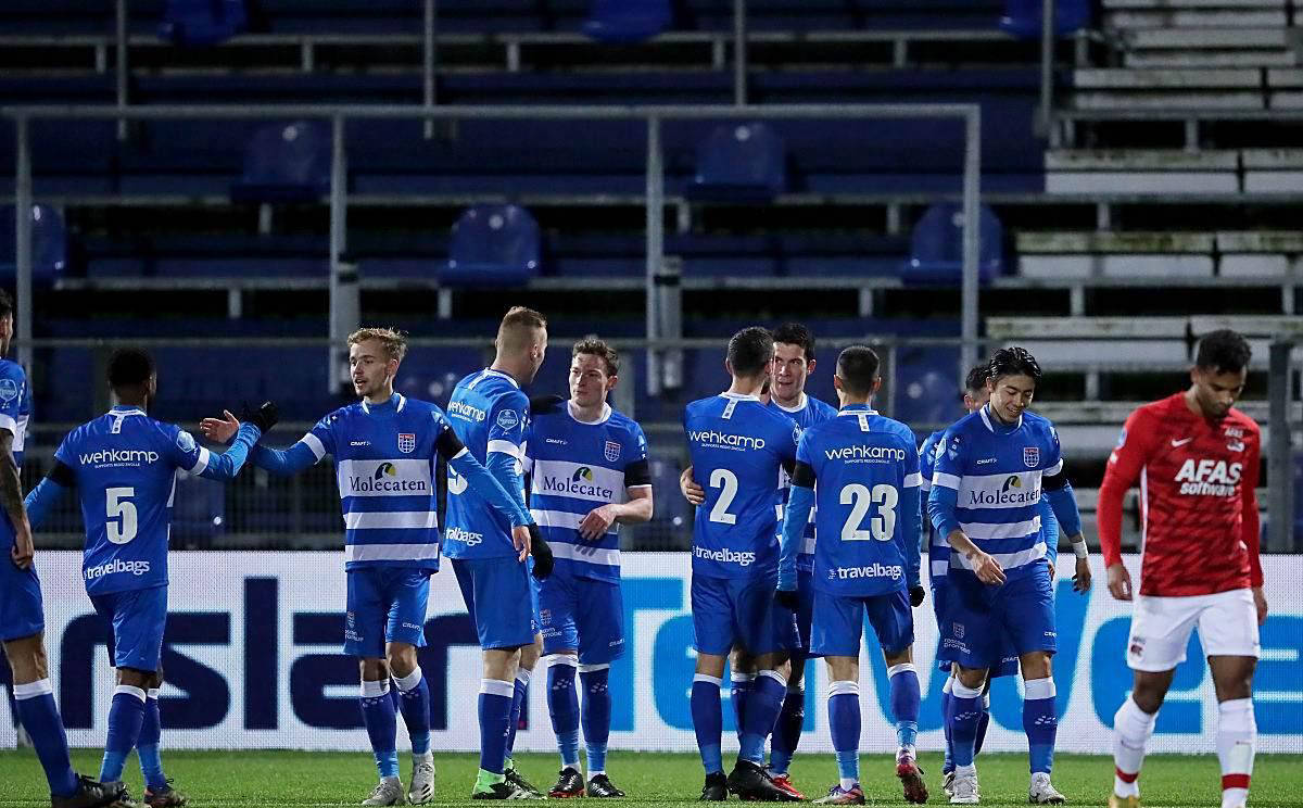 包含阿贾克斯客场大胜，晋级前景乐观的词条