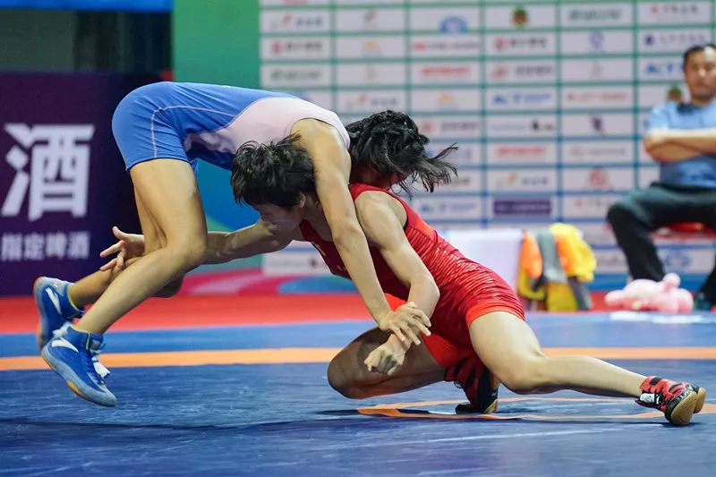 殷切恩选手在体操比赛中完美表现的简单介绍